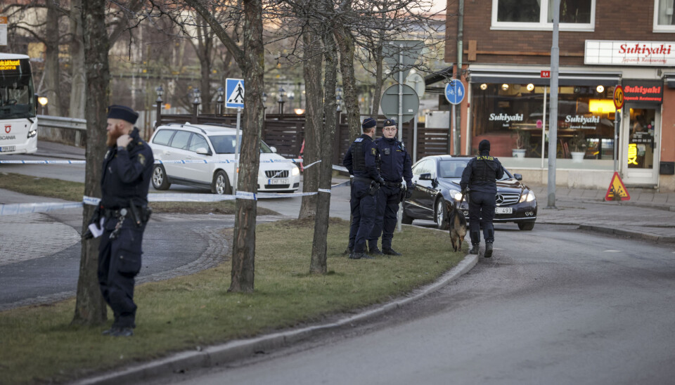 Politiet avsperrer et område utenfor politistasjonen i Norrköping etter at to polititjenestemenn ble skadet i et knivangrep.