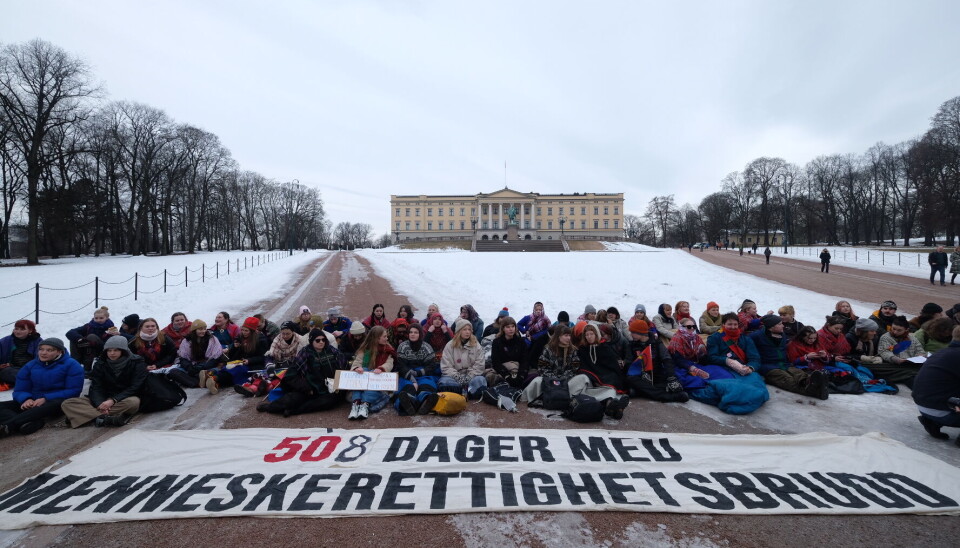 AVSLUTTES: Politiet har flere ganger denne uken fjernet demonstranter fra departementer i hovedstaden. Demonstrantene vil i dag fredag avslutte aksjonen sin foran Kongehuset.