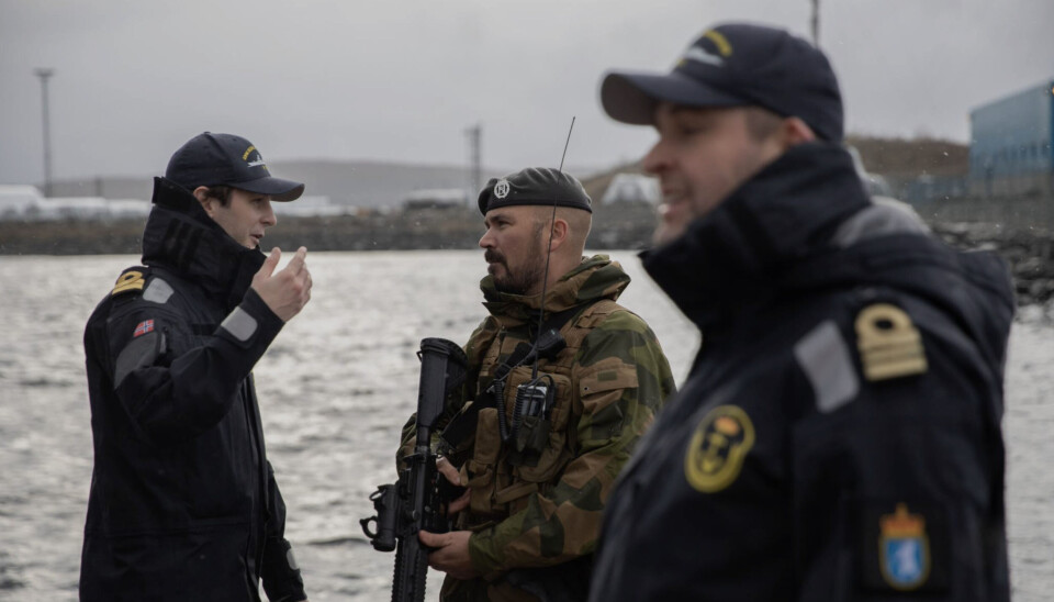 BISTOD: Forsvarets fregatt KNM Roald Amundsen bistod Heimevernet i sikring av prosessanlegget. Her troppsjef i samtale med fregattmannskapet. BISTOD: Forsvarets fregatt KNM Roald Amundsen bistod Heimevernet i sikring av prosessanlegget. Her troppsjef i samtale med fregattmannskapet.