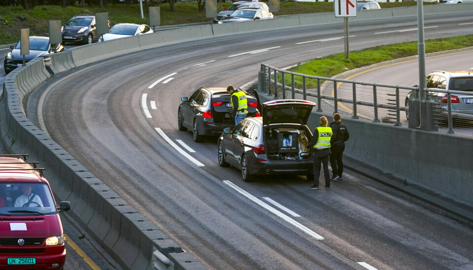 En person ble skutt av politiet på E18 ved Bygdøylokket i Oslo etter å ha truet flere bilister med kniv.