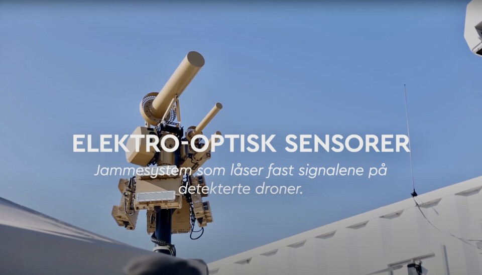SENSORSYSTEM: I forkant av militærøvelsen Cold Response våren 2022, øvet Heimevernet på bruk av avanserte antidronesystemer på Borg havn i Fredrikstad. Det fremgår av en video som Forsvaret har lagt ut på Youtube. Utstyret eies av Forsvarsmateriell (FMA). SENSORSYSTEM: I forkant av militærøvelsen Cold Response våren 2022, øvet Heimevernet på bruk av avanserte antidronesystemer på Borg havn i Fredrikstad. Det fremgår av en video som Forsvaret har lagt ut på Youtube. Utstyret eies av Forsvarsmateriell (FMA).