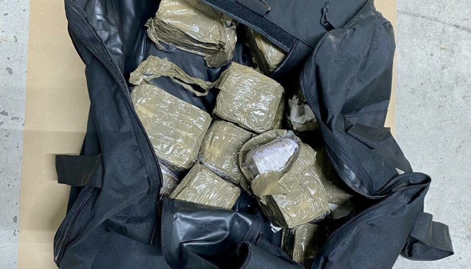BESLAGET: Det ble tatt beslag i over 50 kilo hasj fra pizzabilen. Eieren ble pågrepet da han kom til politihuset og forlangte bilen utlevert. i Stavanger.
