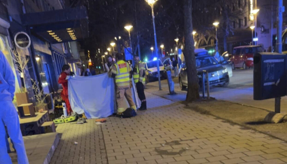 Nødetatene jobber på stedet etter at flere personer ble påkjørt i Kongens gate i Steinkjer natt til søndag. Flere ble truffet av bilen og en person døde senere av skadene.