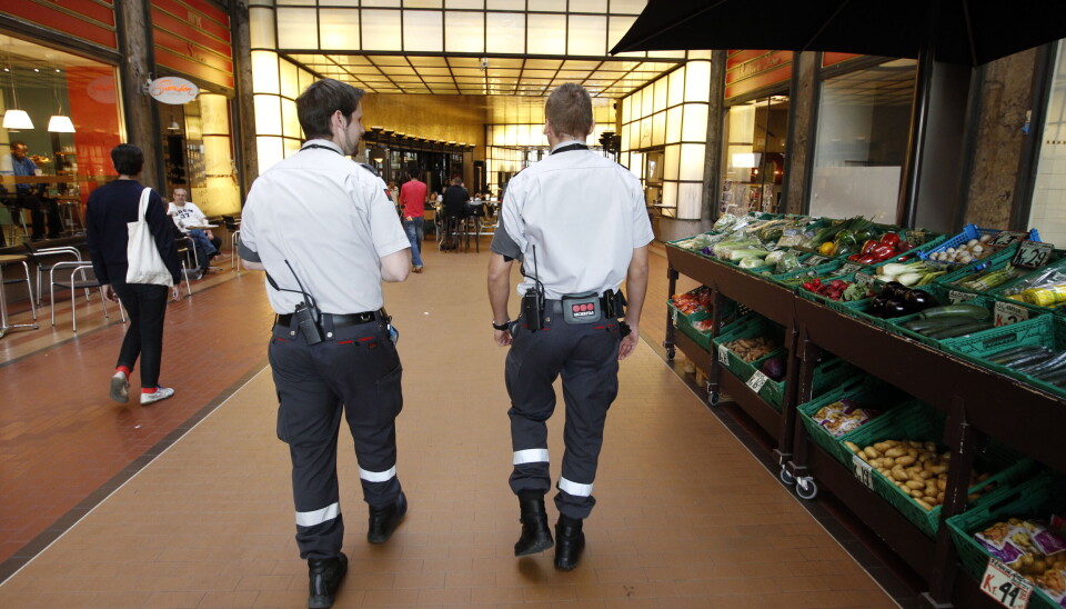 En ny undersøkelse viser at mange vektere som utfører publikumsrettede tjenester opplever å bli tatt for å være politi. Bildet er et illustrasjonsfoto.