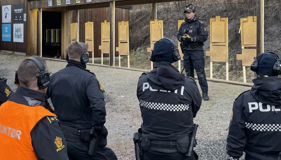 OPPLÆRING I GANG: Her foregår våpenopplæring av mannskapet fra Agder politidistrikt.