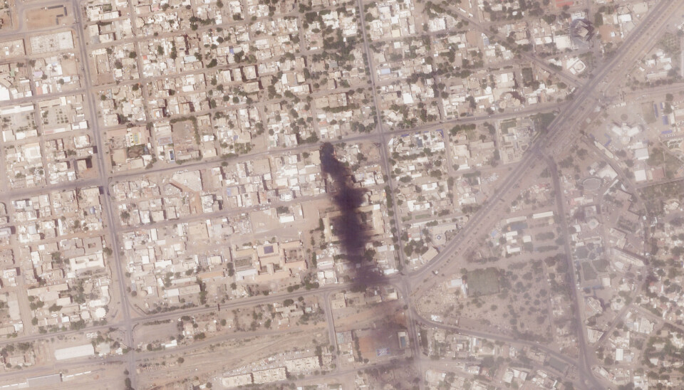 HARDE KAMPER: Det er harde kamper i Sudan. 75 norske borgere, herunder også en norsk politimann som var politirådgiver i Sudan, er nå evakuert fra det krigsherjede landet. Dette satelittbildet fra Planet Labs PBC viser en stor brann i hovedstaden Khartoum tirsdag 18. april, like ved flere store sykehus. HARDE KAMPER: Det er harde kamper i Sudan. 75 norske borgere, herunder også en norsk politimann som var politirådgiver i Sudan, er nå evakuert fra det krigsherjede landet. Dette satelittbildet fra Planet Labs PBC viser en stor brann i hovedstaden Khartoum tirsdag 18. april, like ved flere store sykehus.