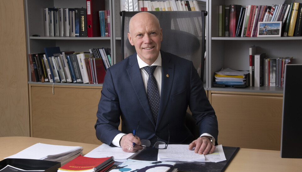 REGELVERK OG TRENING SKAL BIDRA TIL TRYGGHET: - Jeg utelukker nemlig ikke at den noe ulogiske formulering om at varselskudd bare kan avfyres når vilkåret for rettet skudd er oppfylt, kan bidra til at tjenestepersoner venter for lenge – til det blir for sent å skyte varselskudd, sier Terje Nybøe, sjef for Spesialenheten for politisaker. REGELVERK OG TRENING SKAL BIDRA TIL TRYGGHET: - Jeg utelukker nemlig ikke at den noe ulogiske formulering om at varselskudd bare kan avfyres når vilkåret for rettet skudd er oppfylt, kan bidra til at tjenestepersoner venter for lenge – til det blir for sent å skyte varselskudd, sier Terje Nybøe, sjef for Spesialenheten for politisaker.