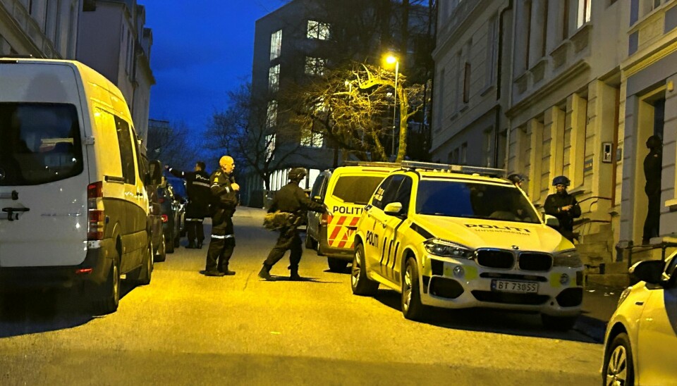 RESSURSKREVENDE: Store bevæpnede politistyrker måtte rykke ut til et slagsmål i Bergen sentrum første fredag etter påske. Heldigvis skjedde det ingen
andre større hendelser denne natta. Da er det ikke sikkert at politiet hadde hatt mannskaper nok til å rykke ut.