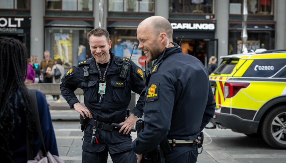 GOD TONE: De to
politibetjentene og tillitsvalgte
Stian Torstensrud (til
venstre) og Eirik Sortland
på Torgallmenningen.
Her i prat med en tilfeldig
forbipasserende. De
er begge enige om at
ressursene ikke står i stil med
arbeidsoppgavene.