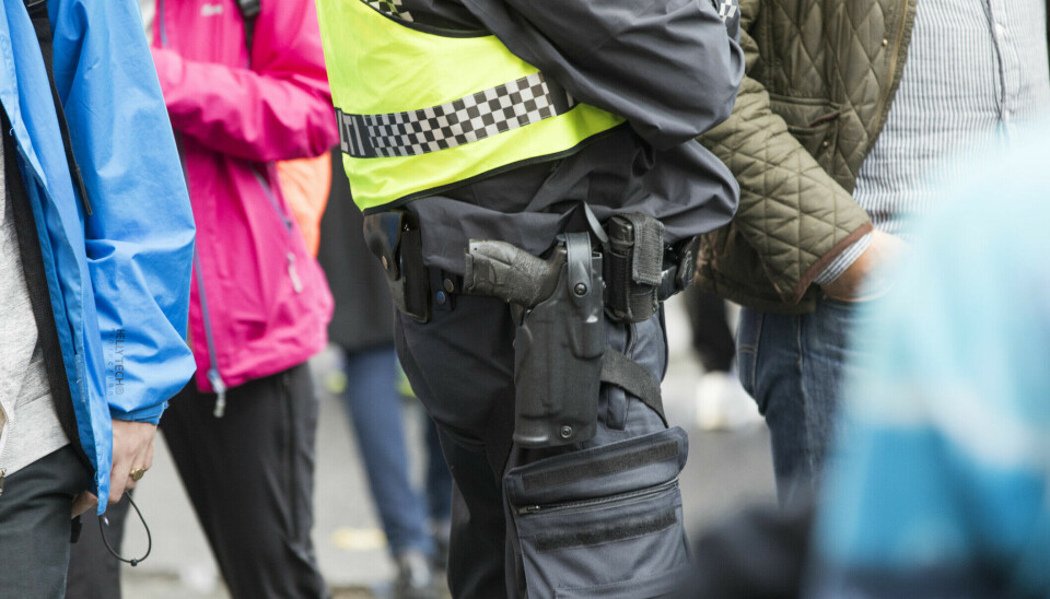 MANGLENDE TYDELIGHET: I en høringsuttalelse retter Politiets fellesforbund kritikk mot Justis- og beredskapsdepartementet for å ikke tørre å ta opp spørsmålet om generell bevæpning av politiet på en mer tydelig måte. MANGLENDE TYDELIGHET: I en høringsuttalelse retter Politiets fellesforbund kritikk mot Justis- og beredskapsdepartementet for å ikke tørre å ta opp spørsmålet om generell bevæpning av politiet på en mer tydelig måte.