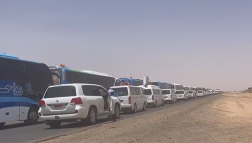 STOR KOLONNE: Det var en dramatisk og krevende evakuering fra Sudan for den norske politirådgiveren, med en transportetappe gjennom ørkenen på over 35 timer. Over 1000 personer, fordelt på en rekke busser og biler, ble i en felles operasjon evakuert fra området der kamphandlingene pågår.