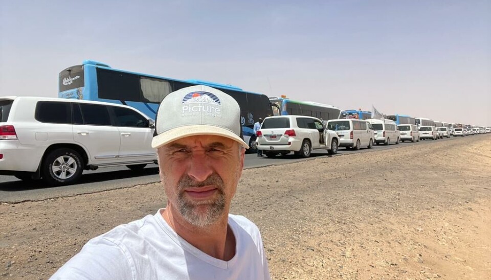 BLE EVAKUERT: Bussturen på 35 timer var krevende for politibetjenten. I tillegg til dårlige veier var det ekstremt varmt.