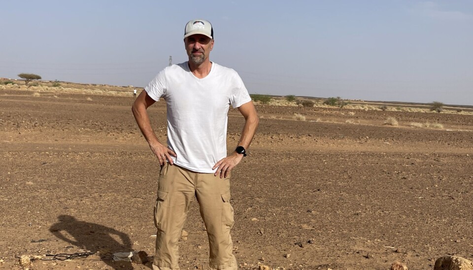 VARMT: Espeland trivdes i jobben som politirådgiver i Sudan. Bildet er tatt under evakueringen fra landet, da det var ekstrem varme.