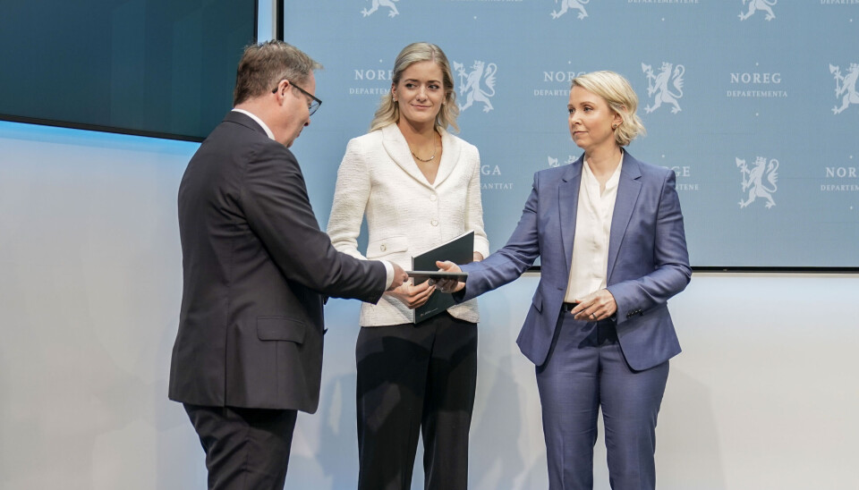 Direktør i Nasjonal sikkerhetsmyndighet (NSM), Sofie Nystrøm (til høyre), overrekker NSMs rapport sikkerhetsfaglige råd til justis- og beredskapsminister Emilie Enger Mehl (midten) og forsvarsminister Bjørn Arild Gram. Direktør i Nasjonal sikkerhetsmyndighet (NSM), Sofie Nystrøm (til høyre), overrekker NSMs rapport sikkerhetsfaglige råd til justis- og beredskapsminister Emilie Enger Mehl (midten) og forsvarsminister Bjørn Arild Gram.