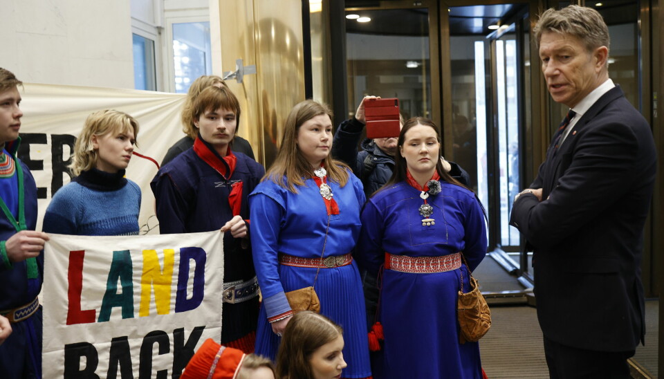 Olje- og energiminister Terje Aasland (Ap) møter demonstrantene ved Olje- og energidepartementet tidligere i år.