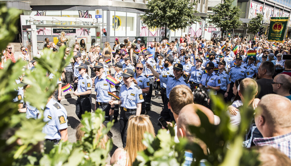 FEST: Politiet har i flere år gått uniformert under Pride-paraden. Her fra Pride i 2017. FEST: Politiet har i flere år gått uniformert under Pride-paraden. Her fra Pride i 2017.