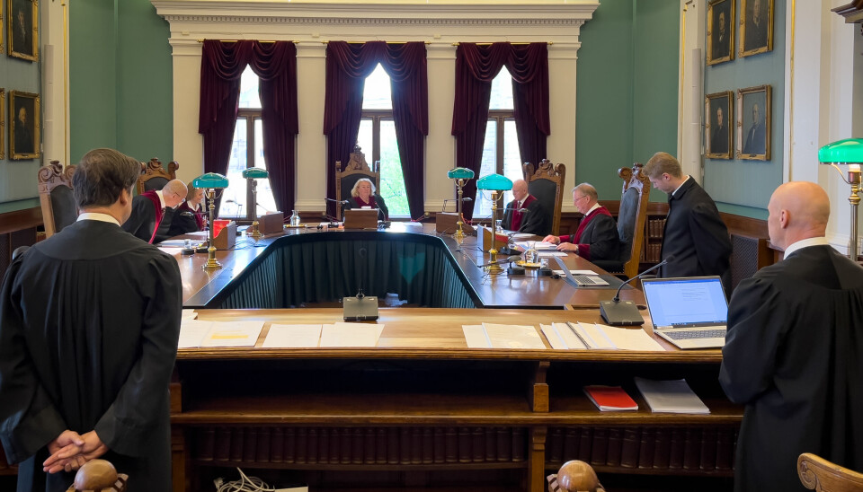 STRIDENS KJERNE: Høyesterett skal ta stilling til hvorvidt uttalelsene fra en politiinspektør ved PHS er straffbare eller ikke. Til venstre står inspektørens forsvarer John Christian Elden, i midten er Høyesterettsjustitiarius Toril Marie Øie og til høyre står leder for Spesialenheten, Terje Nybøe. STRIDENS KJERNE: Høyesterett skal ta stilling til hvorvidt uttalelsene fra en politiinspektør ved PHS er straffbare eller ikke. Til venstre står inspektørens forsvarer John Christian Elden, i midten er Høyesterettsjustitiarius Toril Marie Øie og til høyre står leder for Spesialenheten, Terje Nybøe.