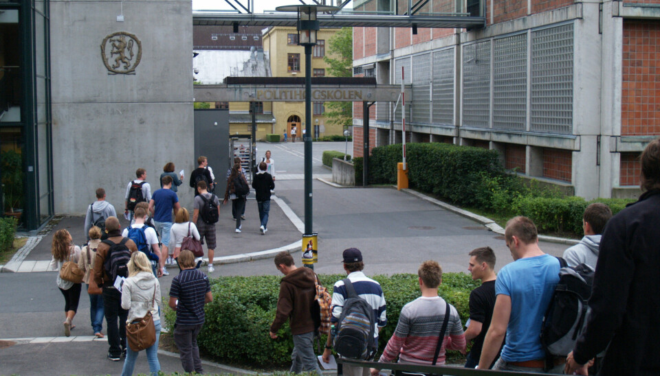 Politistudenter på vei inn i Politihøgskolens lokaler på Majorstua i Oslo. Bildet er et illustrasjonsfoto.