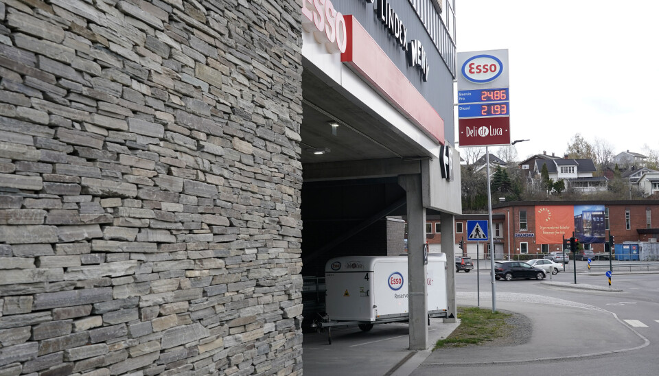 Essostasjonen hvor to unge menn i oktober 2022 ble slått med knyttnever og batong. En politibetjent er tiltalt for vold, etter at han gikk løs på to unge menn med knyttnever og batong på Kongsberg. Foto: Terje Bendiksby / NTB Essostasjonen hvor to unge menn i oktober 2022 ble slått med knyttnever og batong. En politibetjent er tiltalt for vold, etter at han gikk løs på to unge menn med knyttnever og batong på Kongsberg. Foto: Terje Bendiksby / NTB