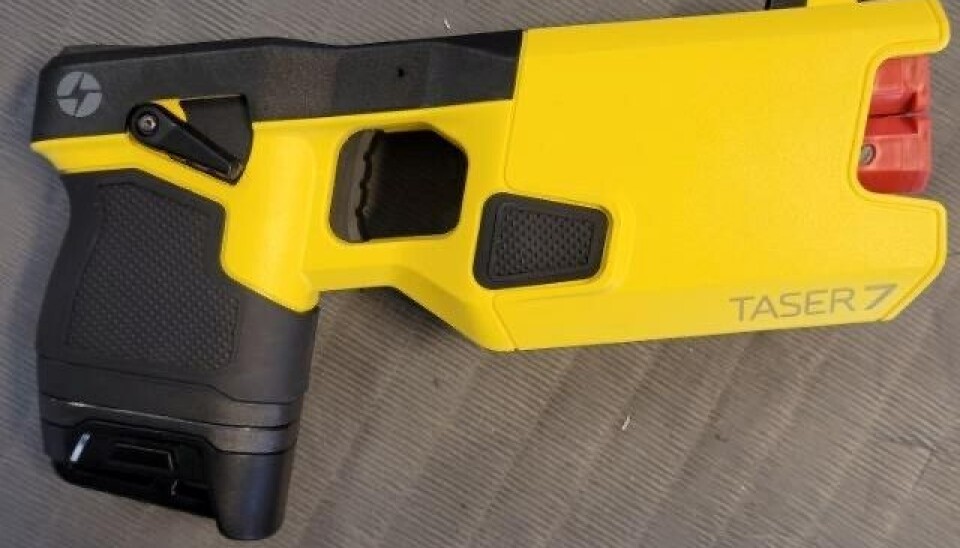 Elektrosjokkvåpenet som politiet bruker er av typen Axon TASER T7, som skyter ut små piler som gir fra seg elektriske impulser. Elektrosjokkvåpenet som politiet bruker er av typen Axon TASER T7, som skyter ut små piler som gir fra seg elektriske impulser.