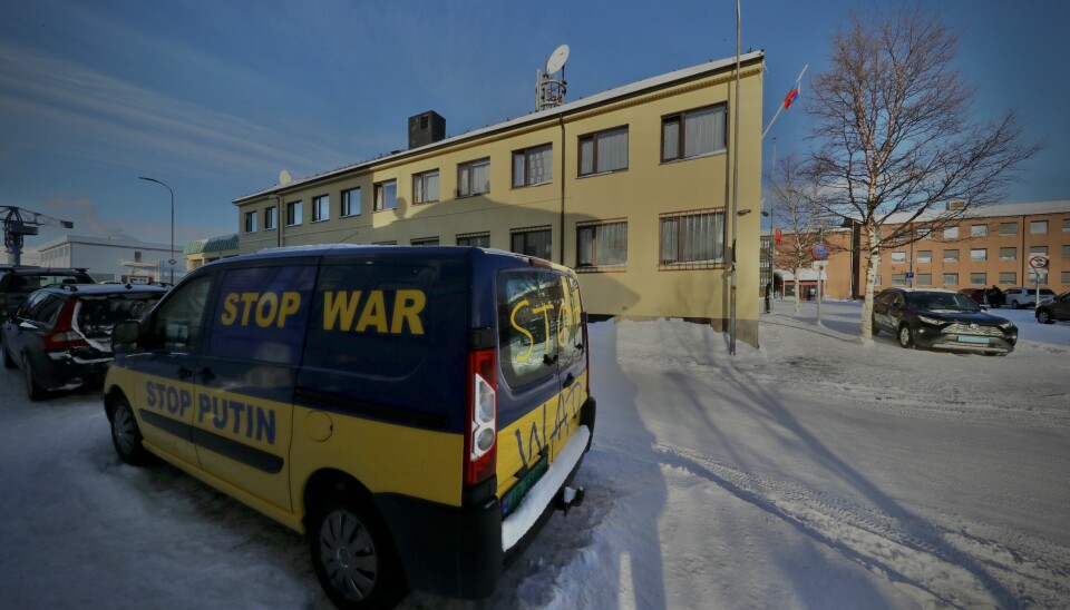 UTSATT FOR HÆRVERK: Hærverket mot Stop war-bilen til en lokal russisk antikrigsaktivist i Kirkenes er ikke oppklart. Her er bilen parkert utenfor det russiske generalkonsulatet.