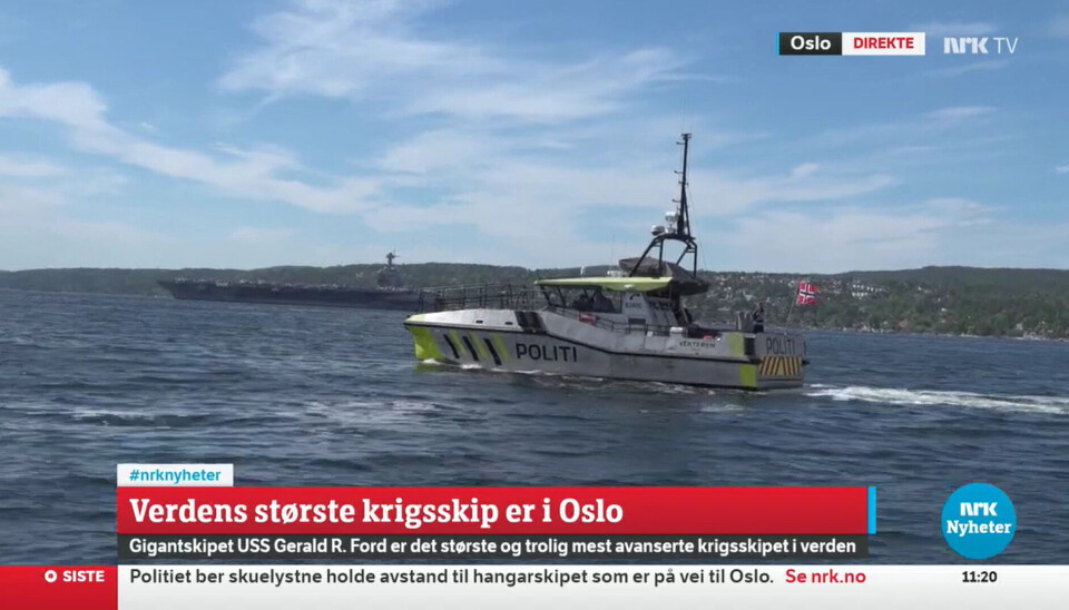 Her eskorterer politiet verdens største krigsskip