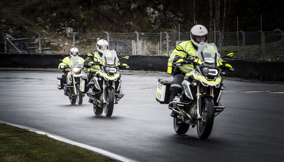 KOLONNEKJØRING: Tre motorsykler fra trafikkorpset i Oslo under testkjøring på Rudskogen i 2015.