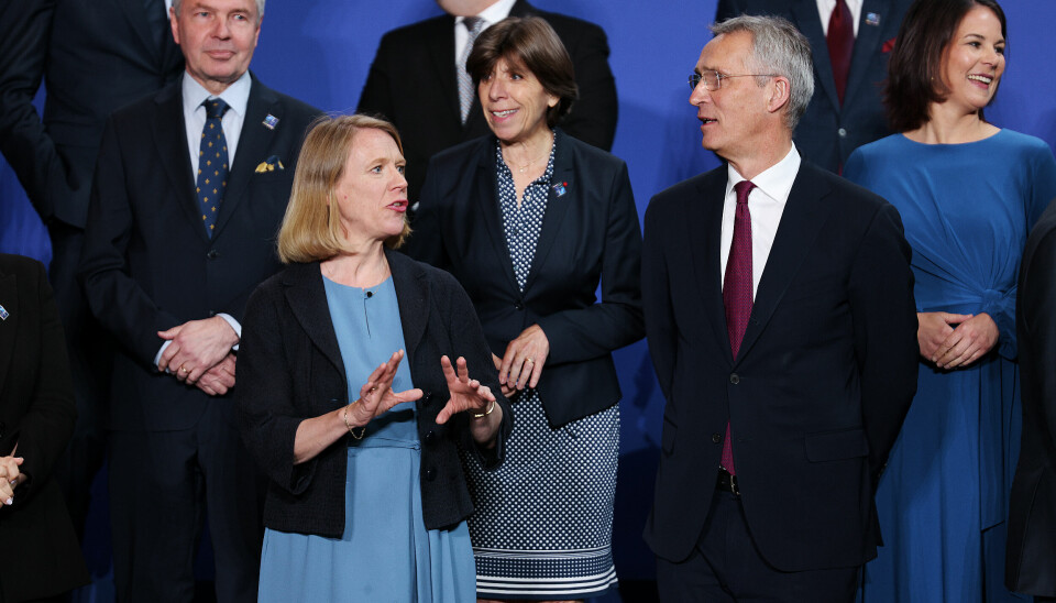 MEGET FORNØYD: Utenriksminister Anniken Huitfeldt sammen med NATOs generalsekretær Jens Stoltenberg på NATOs utenriksministermøte torsdag.