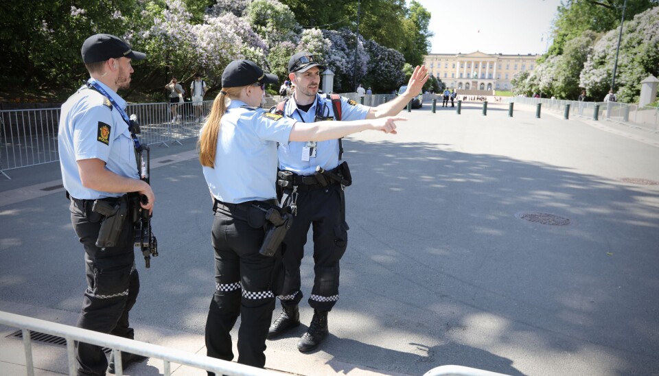 LETT FOTAVTRYKK: Til å være et topptungt utenriksministermøte i NATO, i en tid der Europa på ny er rammet av storkrig, var politiets synlige sikkerhetsopplegg i Oslo langt mindre enn det ville ha vært mange andre steder. NATO-toppmøtet forløp likevel på en smidig og trygg måte. LETT FOTAVTRYKK: Til å være et topptungt utenriksministermøte i NATO, i en tid der Europa på ny er rammet av storkrig, var politiets synlige sikkerhetsopplegg i Oslo langt mindre enn det ville ha vært mange andre steder. NATO-toppmøtet forløp likevel på en smidig og trygg måte.