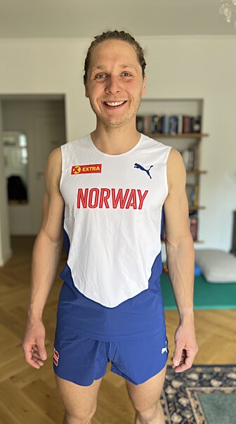 Kristoffer med landslagsdrakta han skal bære under helgens Europamesterskap.