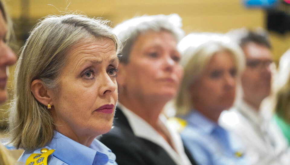 Politidirektør Benedicte Bjørnland (t.v.) og sjef PST Beate Gangås (i bakgrunn) var begge tilstede da rapporten om politiets håndtering av masseskytingen i Oslo sentrum 25. juni 2022 , ble overlevert.