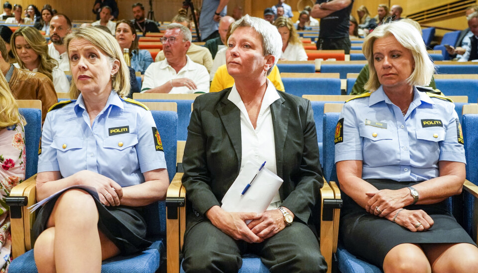 Oslo 20230608. Politidirektør Benedicte Bjørnland (t.v.), sjef PST Beate Gangås og Oslos politimester Ida Melbo Øystese er tilstede.Pia Therese Jansen presenter rapporten om politiets håndtering av masseskytingen i Oslo sentrum 25. juni 2022 , og overlever denne til Politidirektoratet og Politiets sikkerhetstjeneste.Foto: Terje Pedersen / NTB