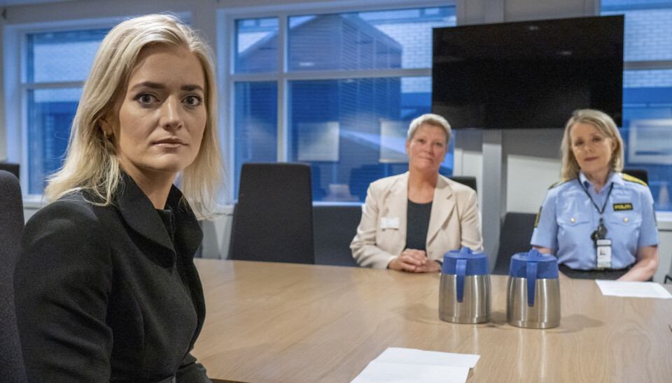MARKANT AVSTAND: Justisminister Emilie Enger Mehl (t.v.) valgte denne uken å annonsere nyheten om et nytt varslingsombud for politiet, uten å samtidig invitere politidirektør Benedicte Bjørnland (t.h.) å delta. Bildet er fra da statsråden møtte Bjørnland og PST-sjef Beate Gangås (midten) etter at evalueringsrapporten om 25. juni-skytingen var lagt fram tidligere i år. MARKANT AVSTAND: Justisminister Emilie Enger Mehl (t.v.) valgte denne uken å annonsere nyheten om et nytt varslingsombud for politiet, uten å samtidig invitere politidirektør Benedicte Bjørnland (t.h.) å delta. Bildet er fra da statsråden møtte Bjørnland og PST-sjef Beate Gangås (midten) etter at evalueringsrapporten om 25. juni-skytingen var lagt fram tidligere i år.