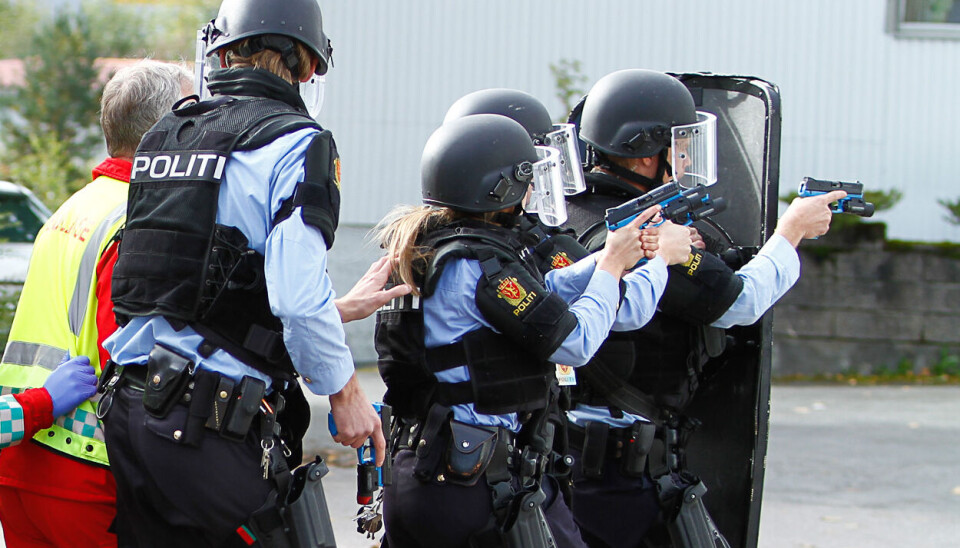 SENDES TIL UKRAINA: Politiets skuddsikre vester, hjelmer og annet sikkerhetsutstyr som har utløpt på dato, kan doneres til Ukraina istedenfor å bli destruert. Bildet er et illustrasjonsfoto. SENDES TIL UKRAINA: Politiets skuddsikre vester, hjelmer og annet sikkerhetsutstyr som har utløpt på dato, kan doneres til Ukraina istedenfor å bli destruert. Bildet er et illustrasjonsfoto.