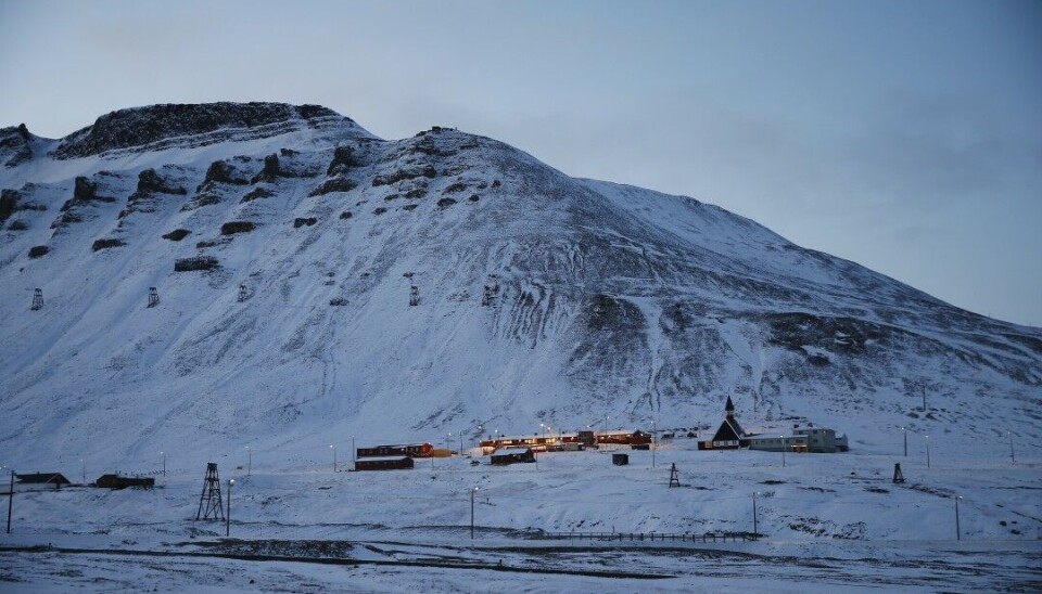 INGEN STRAFFEREAKSJON: Det blir ingen straffereaksjon mot en tjenesteperson fra Sysselmesteren på Svalbard som i mai avfyrte et vådeskudd under skytetrening på bane. Spesialenheten har henlagt saken. Bildet viser Longyearbyen på Svalbard.