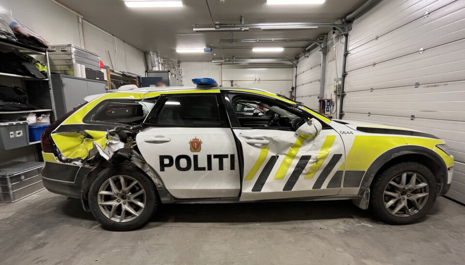 SKAL REPARERES: Slik så politibilen ut etter at den ble torpedert av en hjullaster. Nå skal hele karosseriet byttes ut.