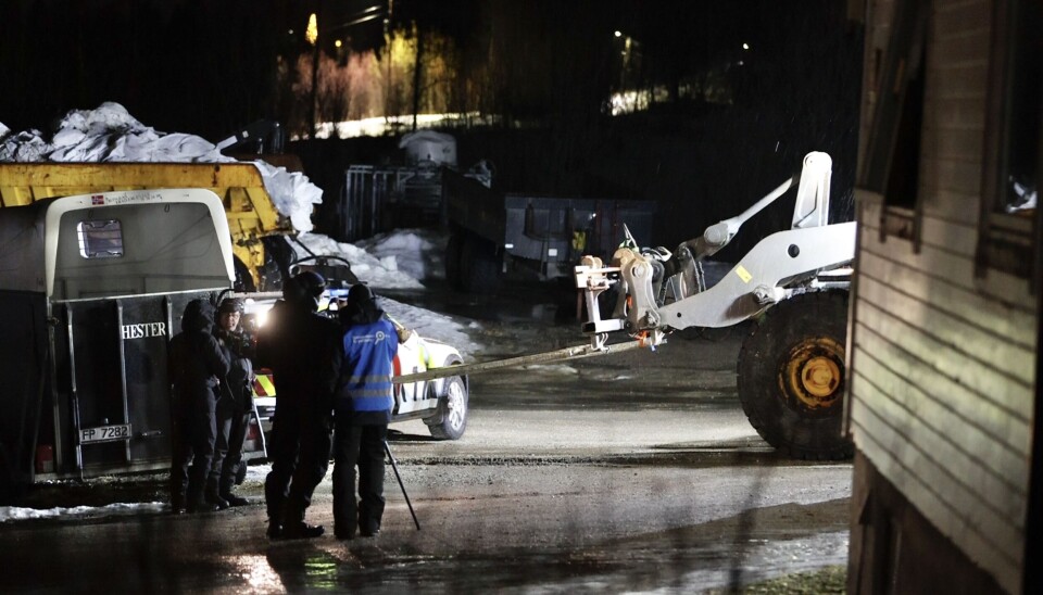 GJEMTE SEG I HUS: Et filmteam skjulte seg inne i et hus (sees til høyre) innenfor politisperringene da Spesialenheten for politisaker 7. februar i år rekonstruerte hva som skjedde da en gårdbruker ble skutt og drept av politiet under et bistandsoppdrag for helse i Lavangen i Troms i desember i fjor. Under rekonstruksjonen ble ett av vinduene åpnet. Senere ble lysene i huset også skrudd av.