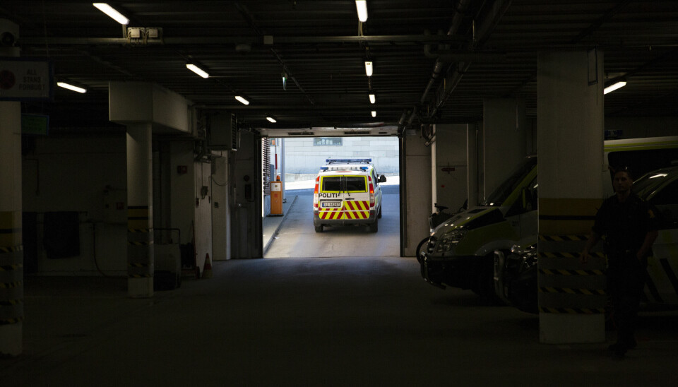 BEMANNINGSSKVIS: Det er for få politifolk til å kunne utføre politijobben effektivt i Trøndelag, fastslår PFs lokallagsleder. Her en uniformert patruljebil på vei ut av Trondheim sentrum politistasjon.