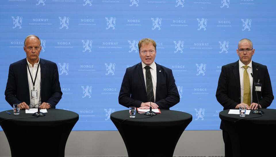 INFORMERTE PRESSEN MANDAG: Kommunal-og distriktsminister Sigbjørn Gjelsvik, Erik Hope (t.v.), direktør DSS og Geir Arne Engh-Hellesvik (t.h.) fra NSM orienterer om dataangrep mot flere departementer mandag.