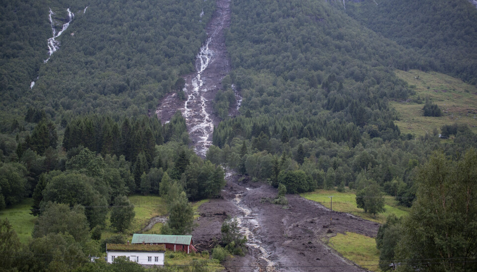 Store områder i Vistdal i Molde kommune ble stengt etter at det gikk et jordskred der søndag. Store områder i Vistdal i Molde kommune ble stengt etter at det gikk et jordskred der søndag.