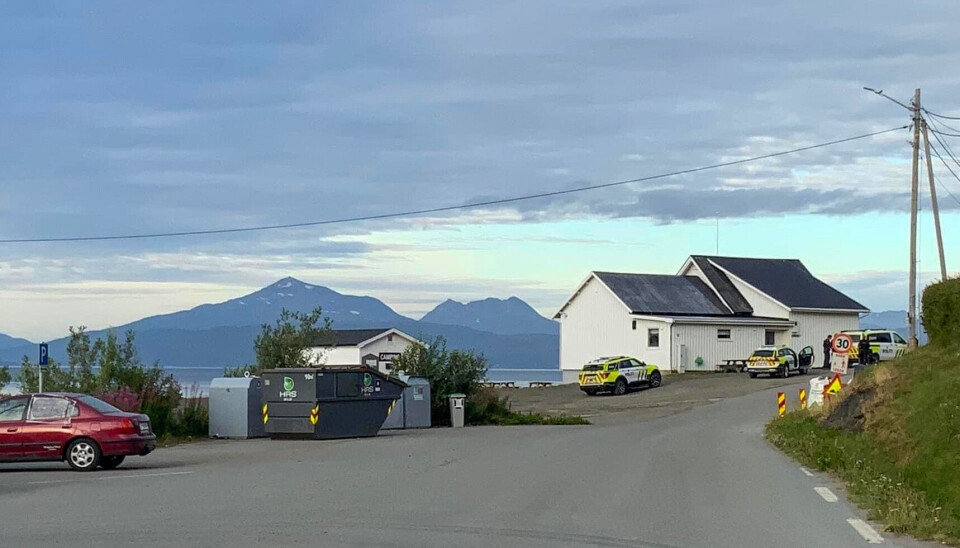 TRUSSELSITUASJON: Bildet viser ikke det aktuelle huset, men et grendehus som ligger i nærheten. Bevæpnet politi er ved en privatadresse i Ibestad kommune i forbindelse med en trusselsituasjon. Det er uklart hvor mange som er i boligen.
