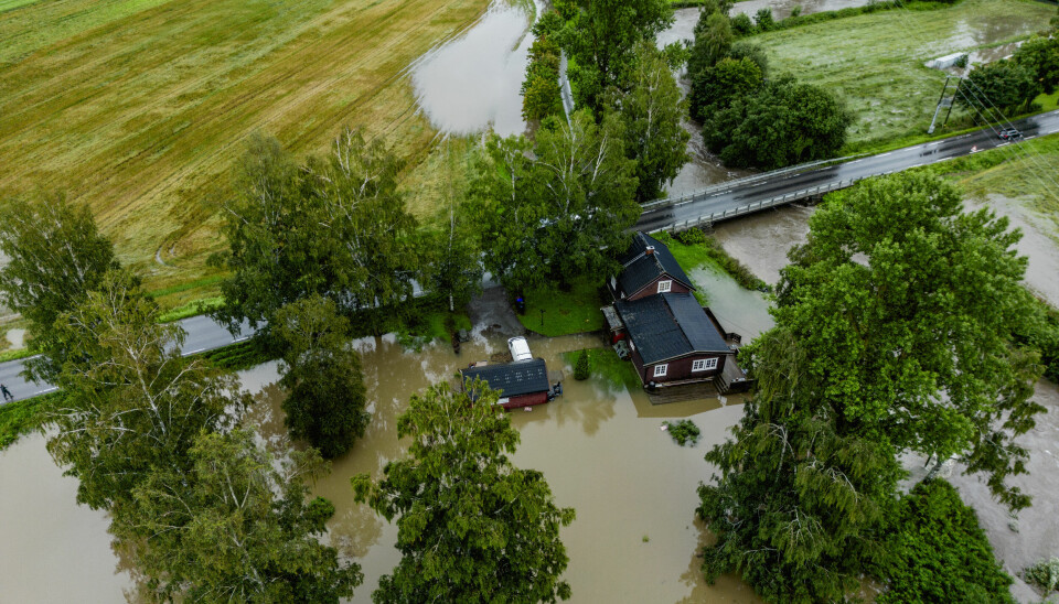 Et hus står delvis i vann på Lena i Innlandet politidistrikt.