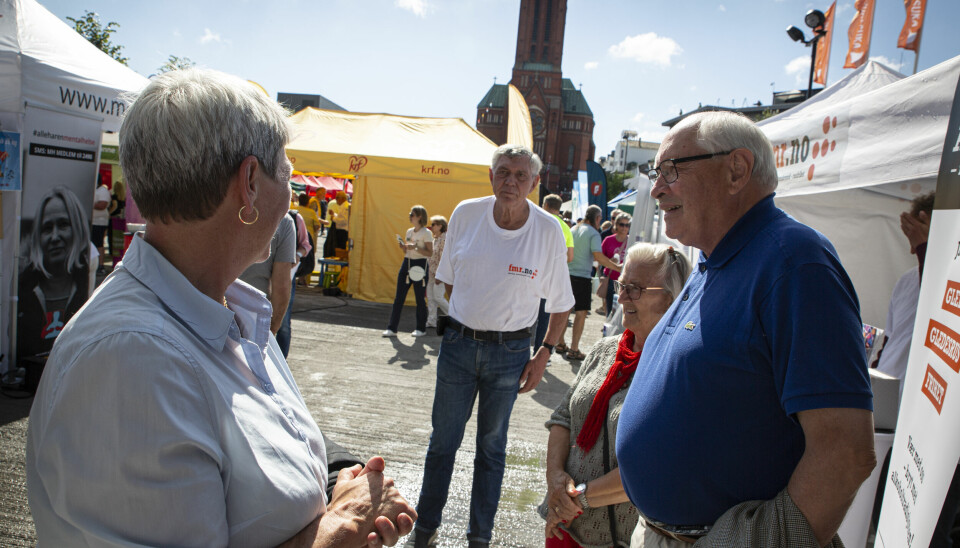 Arbeiderparti-veteranen Martin Kolberg (til høyre), som i fjor ga seg etter 48 år i politikken, kom bort for å slå av en prat med PST-sjef Beate Gangås.