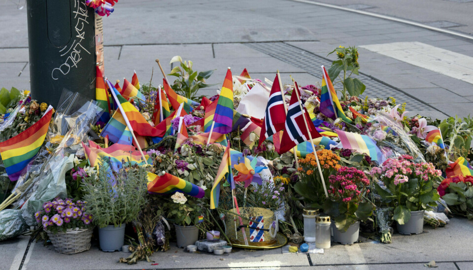 BLOMSTERHAV: Blomster lagt ned utenfor Oslo Tinghus ved der skytingen skjedde under Pride natt til 25.juni i fjor.