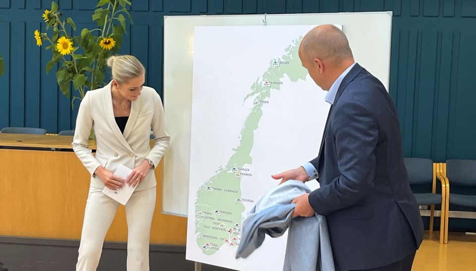 POLITIET PÅ KARTET: Under pressekonferansen onsdag viste Mehl (Sp) og partikollega Vedum frem hvor de resterende tjenestestedene vil ligge. POLITIET PÅ KARTET: Under pressekonferansen onsdag viste Mehl (Sp) og partikollega Vedum frem hvor de resterende tjenestestedene vil ligge.