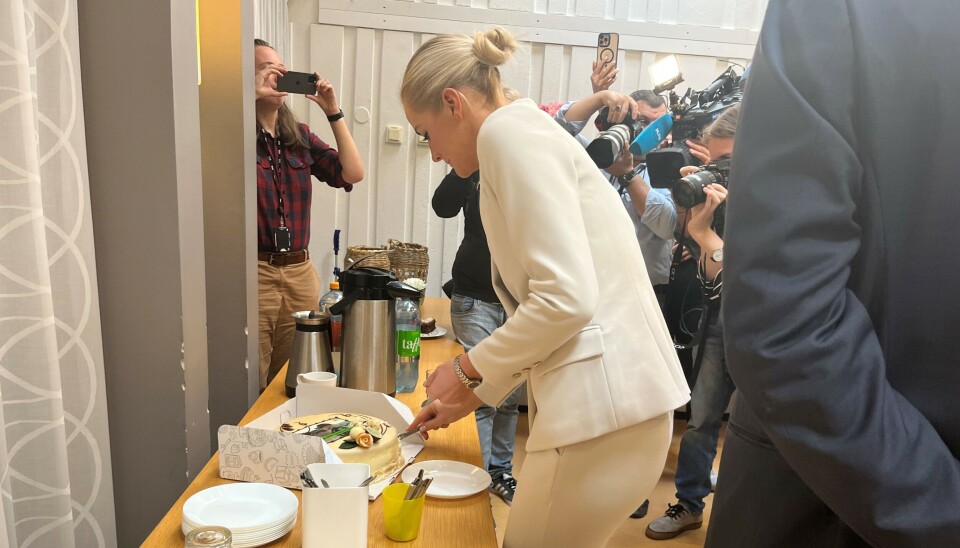 KAKE OG BUNAD: Stemningen var god inne på rådhuset på Sørumsand da de er en av kommunene som får nytt tjenestested.