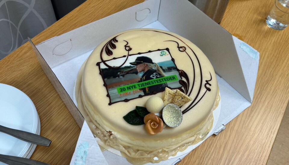 SENTERPARTI-KAKE: En kake med politi-motiv fikk ben å gå på inne på Sørumsand rådhus. SENTERPARTI-KAKE: En kake med politi-motiv fikk ben å gå på inne på Sørumsand rådhus.