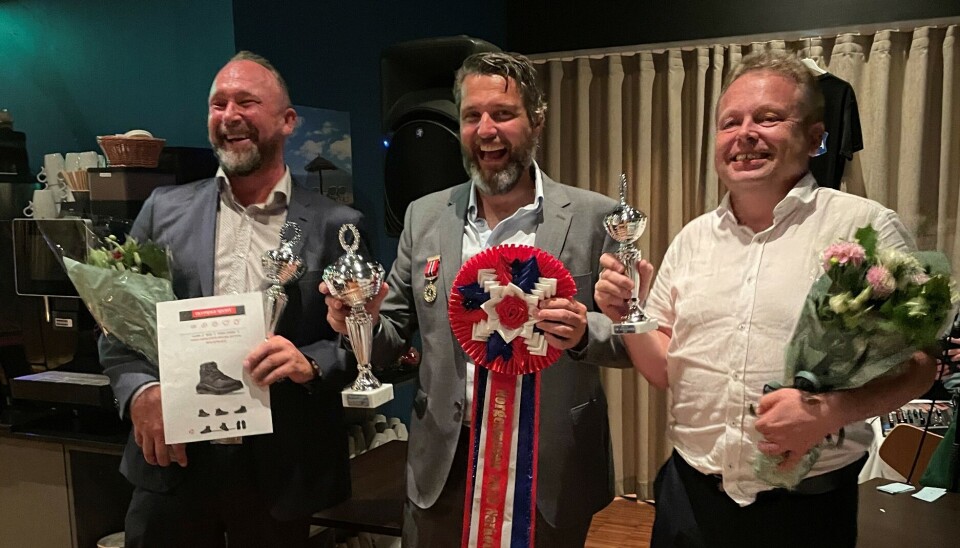 SMAKEN AV NM-MEDALJE: Fra venstre: 2. plass til Tor Erik Meling og hunden Chanel fra Rogaland politihundelag, vinner Petter Lillemo med hunden Luger fra Møre og Romsdal politihundelag, og 3. plass til Tor Erling med hunden Theo fra Bergen Politihundelag.