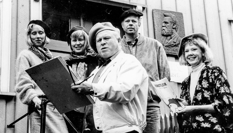 HABIL KUNSTMALER: Her står Axelsen på trappa til huset der Theodor Kittelsen ble født, i forbindelse med et kulturarrangement på 1980-tallet. De øvrige på bildet er med i arrangement-komiteen. HABIL KUNSTMALER: Her står Axelsen på trappa til huset der Theodor Kittelsen ble født, i forbindelse med et kulturarrangement på 1980-tallet. De øvrige på bildet er med i arrangement-komiteen.