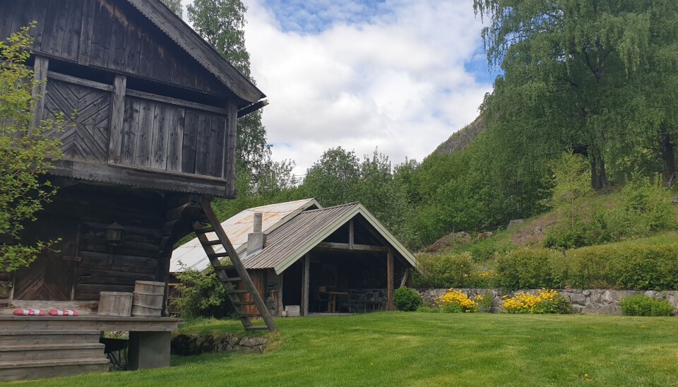 IDYLLISK: Slik så det ut på gårdstunet til Mikkelrud før Hans kom til bygda. IDYLLISK: Slik så det ut på gårdstunet til Mikkelrud før Hans kom til bygda.
